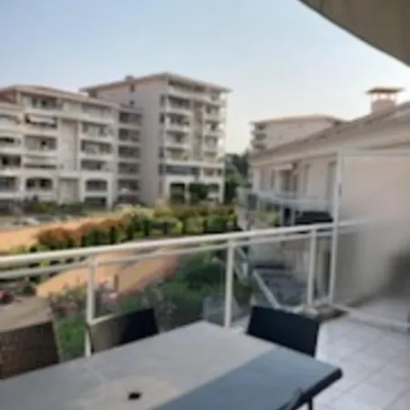 Antibes Les Pins In A Very Nice And Modern Residence *